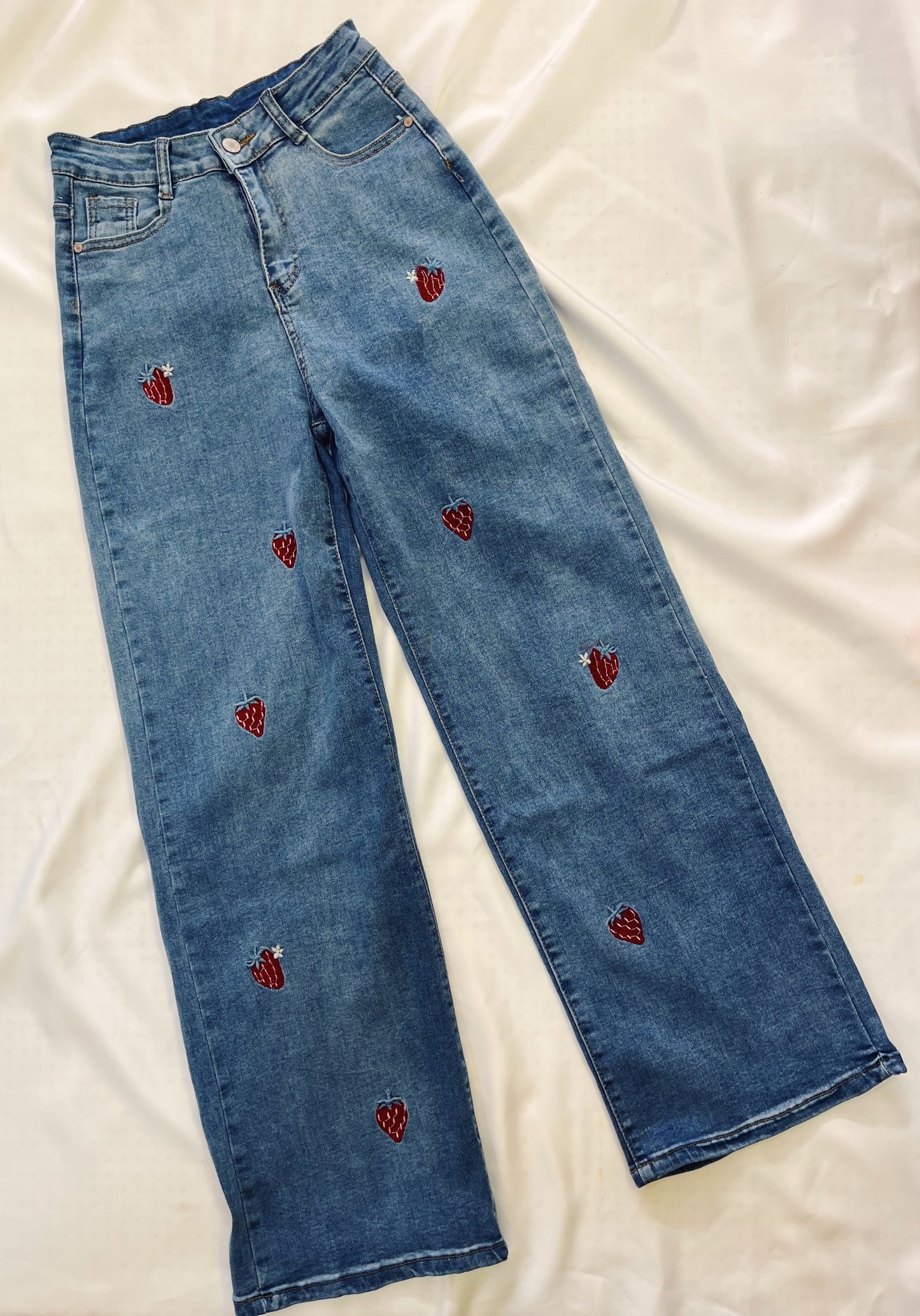 Jeans fresa bordada
