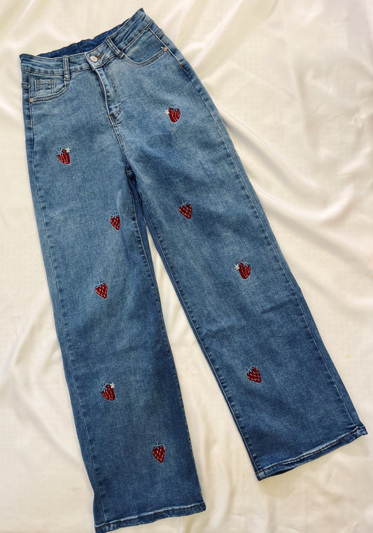 Jeans fresa bordada