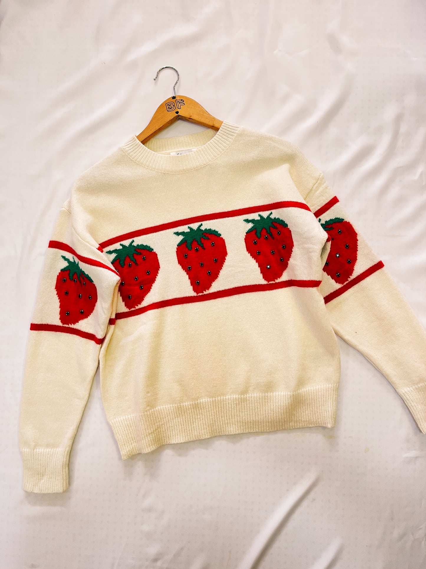 Suéter blanco con fresas